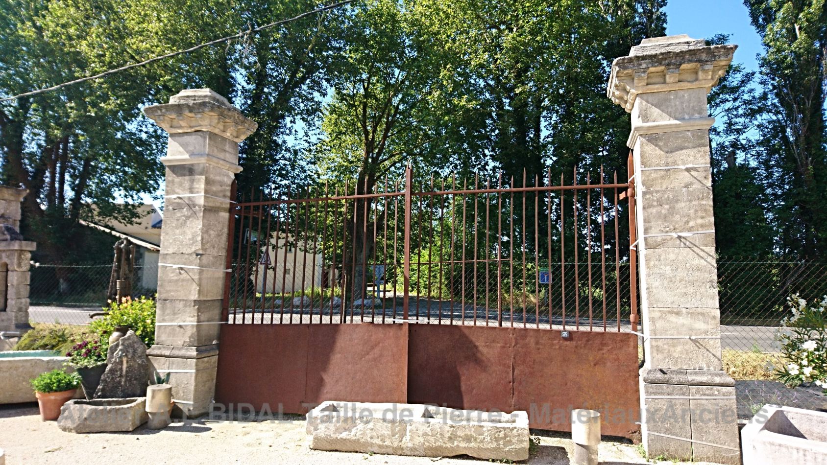 Les Mémoires d’Adrien en Provence vous propose de nombreux portails anciens restaurés.