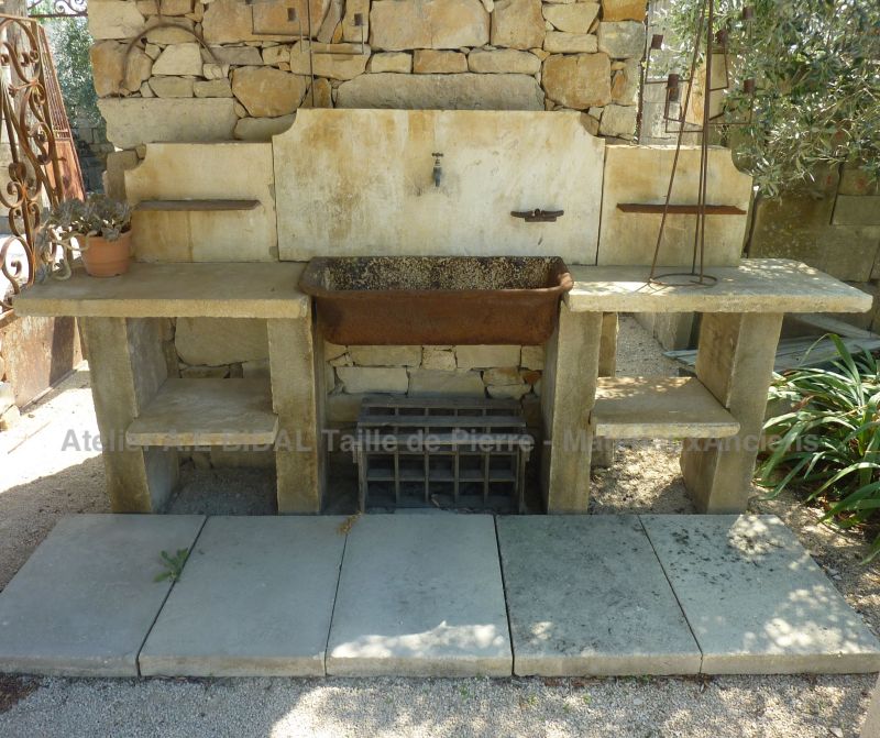 Belle cuisine d'été avec fronton en pierre et éléments en matériaux anciens | Mobilier de jardin ancien.