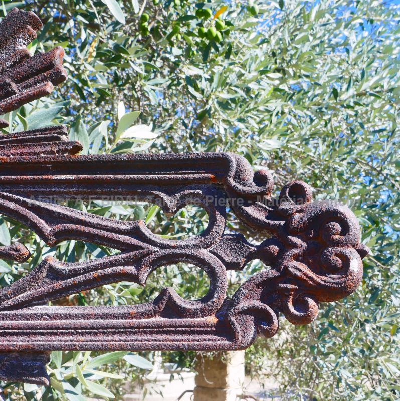 Croix du 19ème en fonte de fer : croix sur socle en pierre en vente en Provence (Atelier Alain BIDAL)