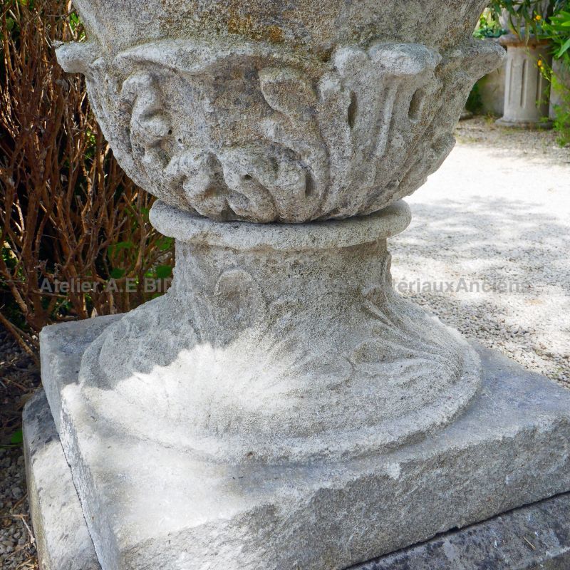Beautiful antique vase hand-carved in patinated stone - Atelier Alain BIDAL (Provence)