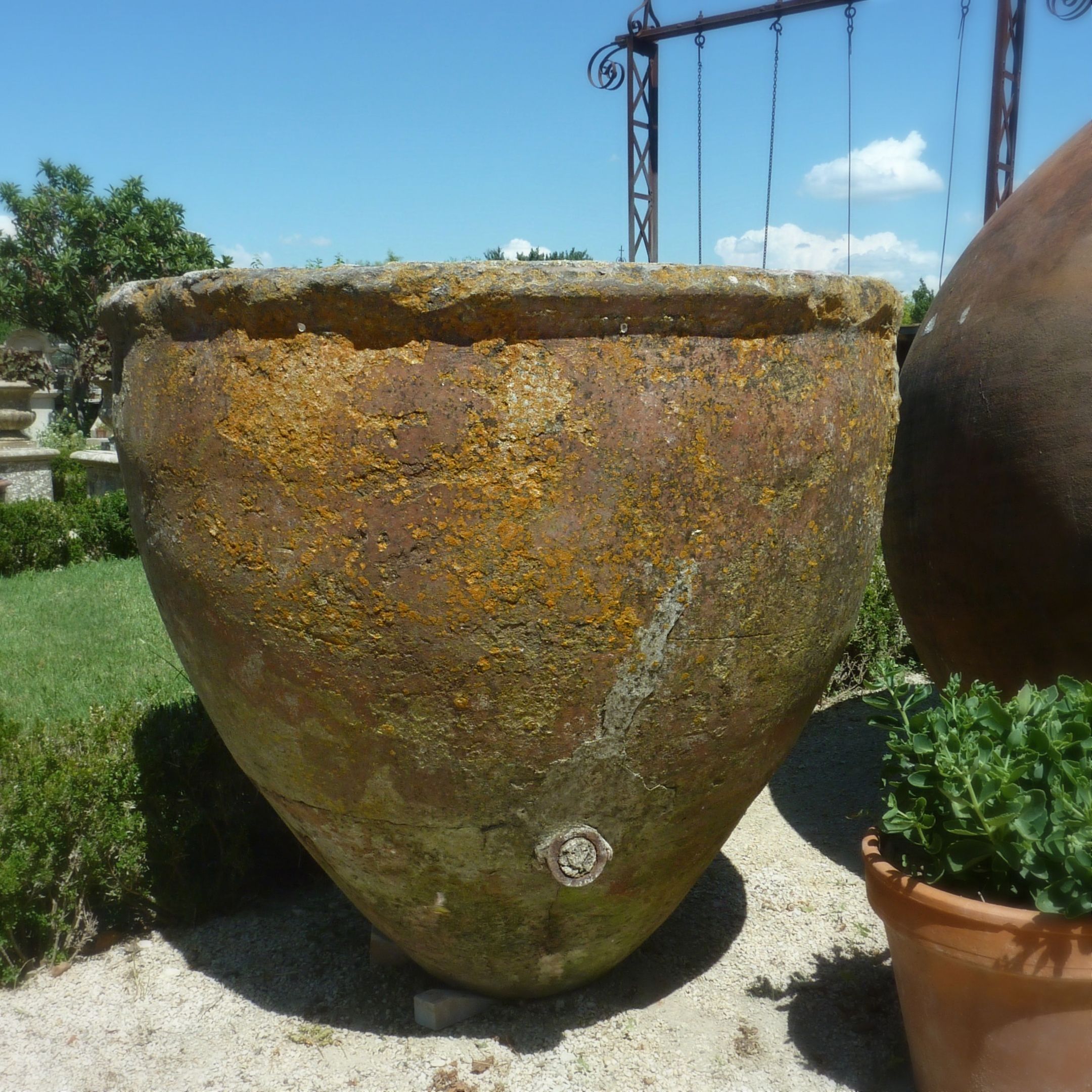 Décoration de jardin : ancienne jarre en terre cuite de grande taille