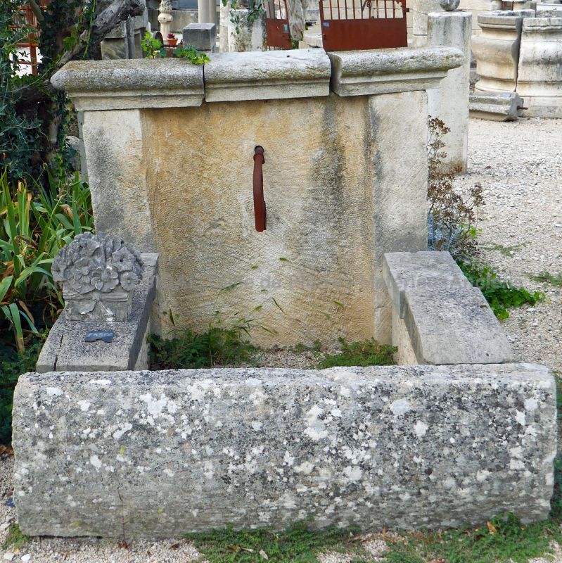 Belle petite fontaine rustique avec margelles anciennes - fontaine en pierre composée d'un bassin ainsi que d'un fronton.