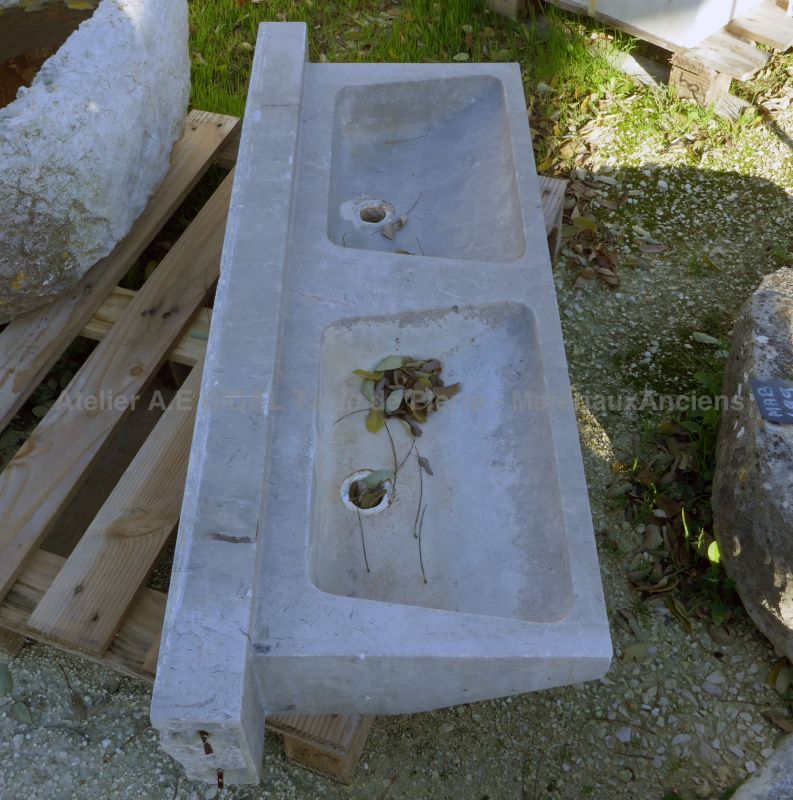 Ancien évier en marbre gris en vente chez les Matériaux Anciens en Provence Alain BIDAL