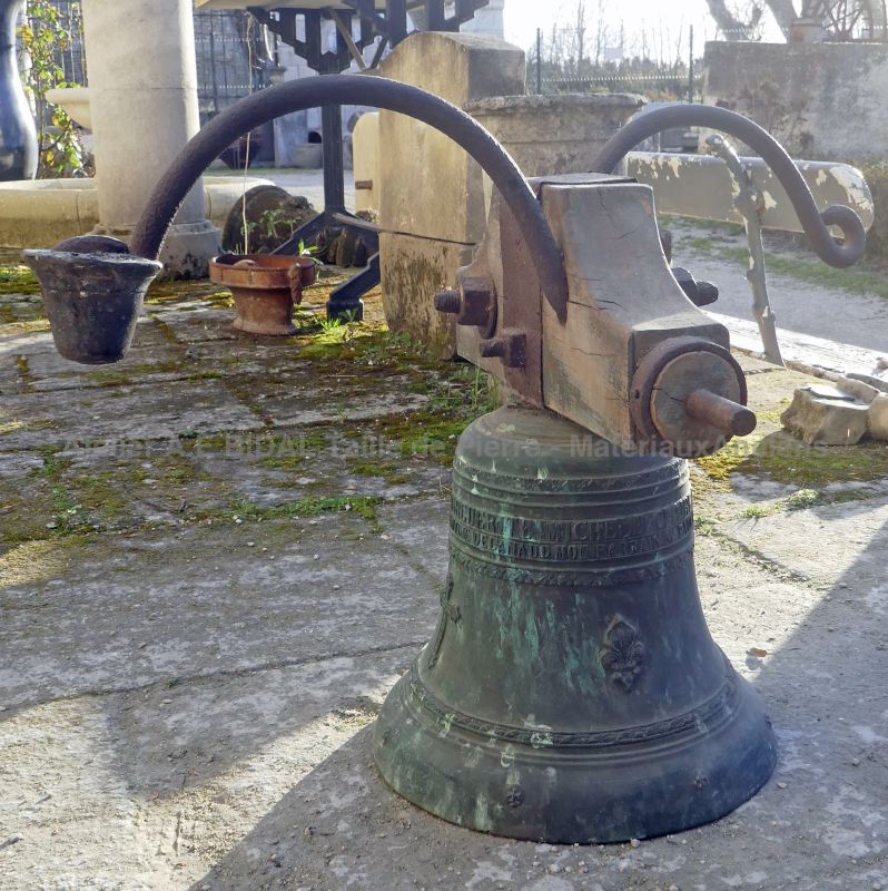 Ancienne cloche en bronze du XIX° siècle - Les Matériaux Anciens en Provence Alain BIDAL