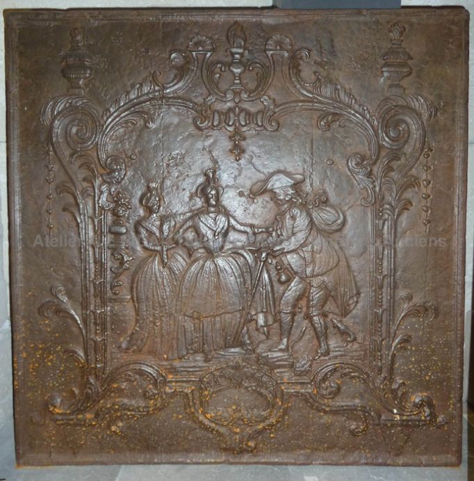 Plaque de cheminée en fonte ancienne de couleur noire - une plaque décorative cheminée baroque du 18ème siècle.