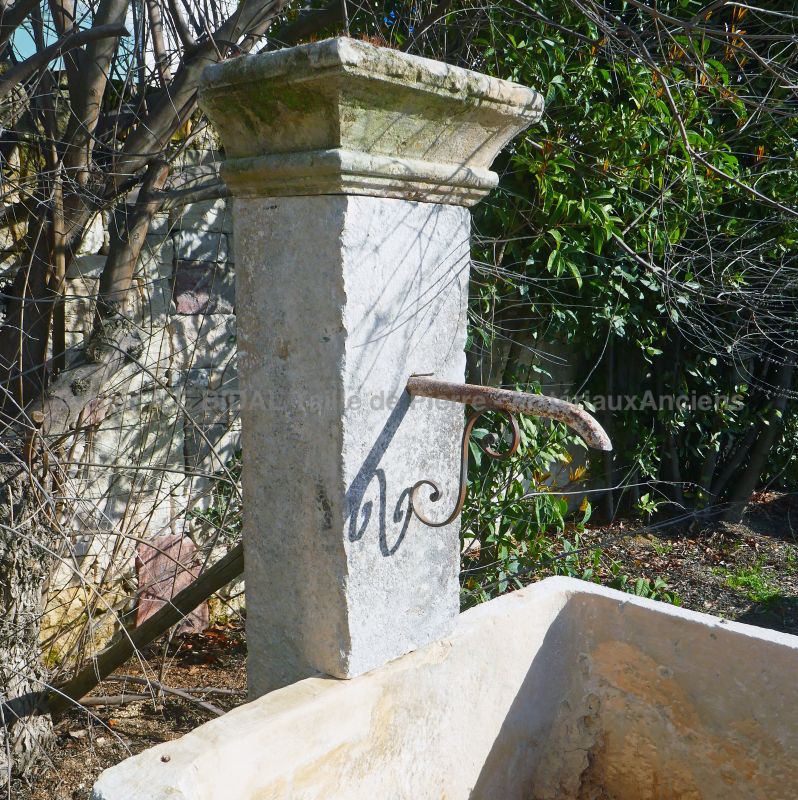 Provence fountain in weathered old stones with large trough : Atelier Alain BIDAL (Provence)
