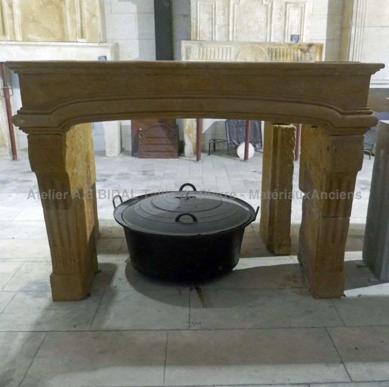 Cheminée ancienne XIX en pierre naturelle dorée à vendre parmi un large choix chez Alain BIDAL