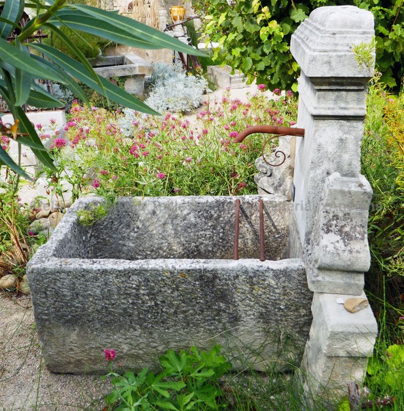 Garden fountain in stone : terrace fountain or garden fountain with trough.