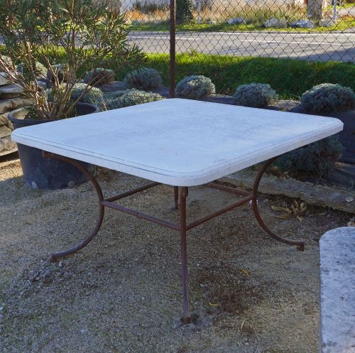 Table en pierre et fer pour jardin : meuble design d'extérieur par Alain BIDAL Matériaux Anciens en Provence.