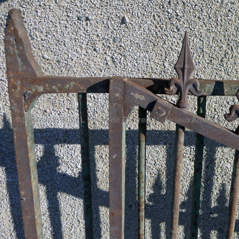 Portail ancien en fer forgé par Les Matériaux Anciens en Provence Alain BIDAL