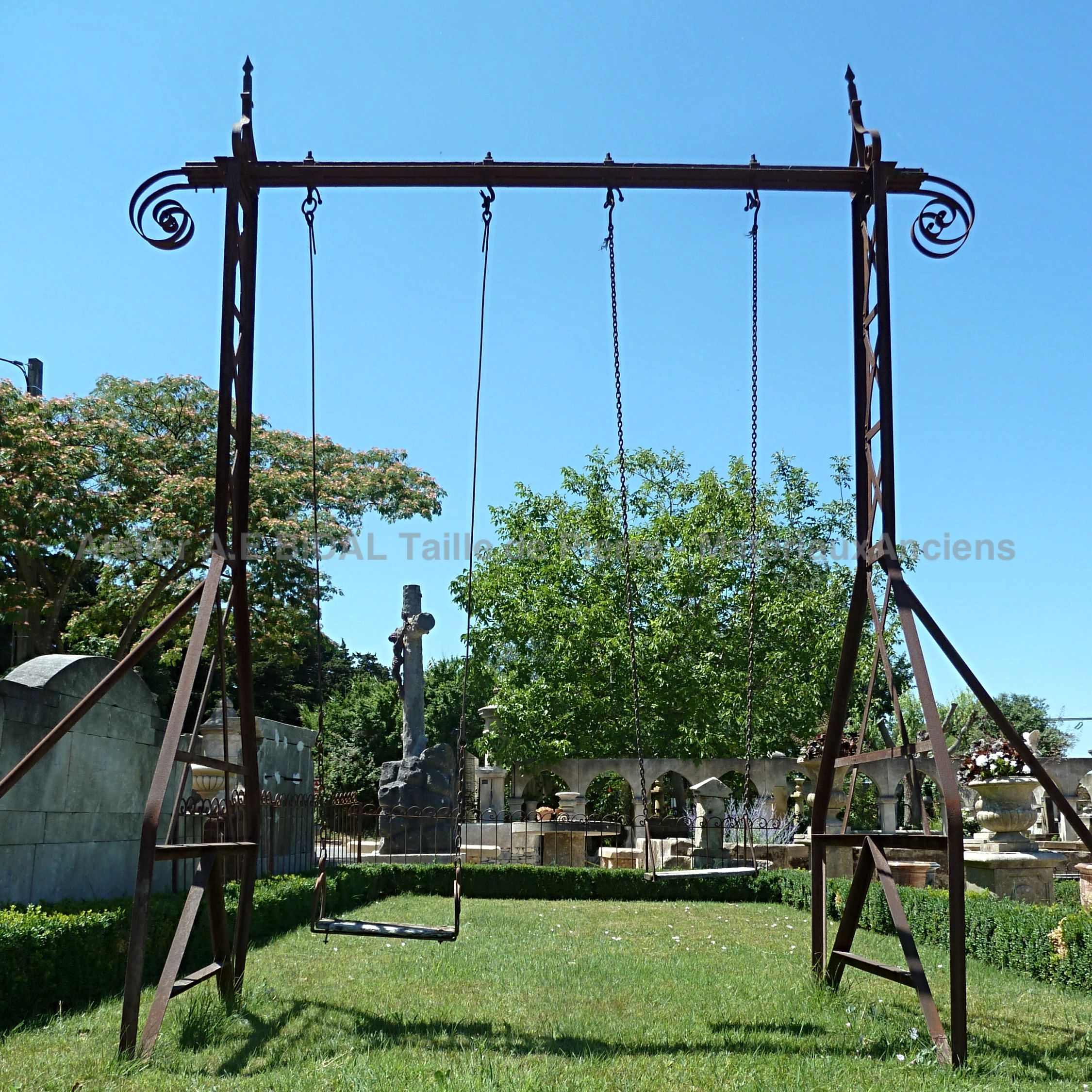 Balançoire en fer forgé - jeux de jardin en matériaux anciens.