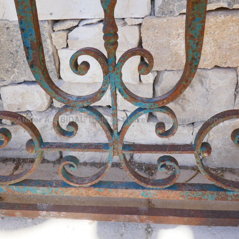 Detail of the forged scrolls on our old two-doors garden gate in riveted wrought iron - Atelier Alain BIDAL (Provence)