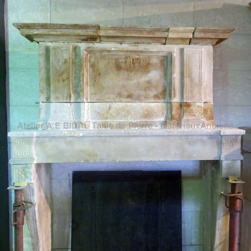 Cheminée avec trumeau en pierre : ancienne cheminée Louis XVI - Atelier Alain BIDAL (Provence)