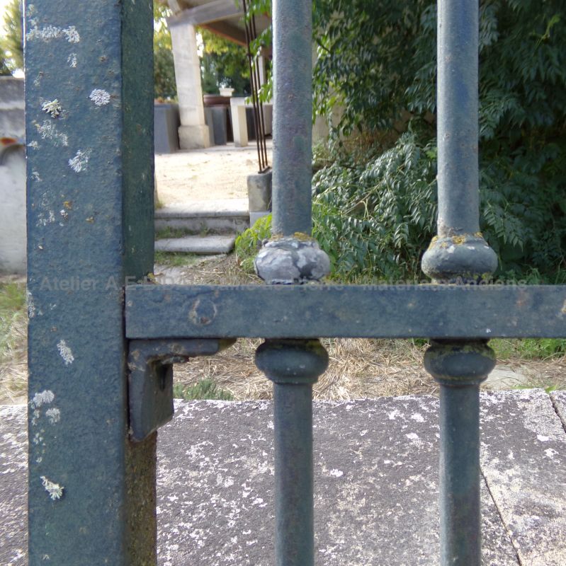 Portail ancien en fer forgé semi-ajouré en vente chez Les Matériaux Anciens en Provence Alain BIDAL