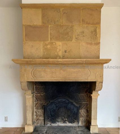 Ancienne cheminée de style Louis XIII : cheminé en pierre de chez Atelier Alain BIDAL (Provence)