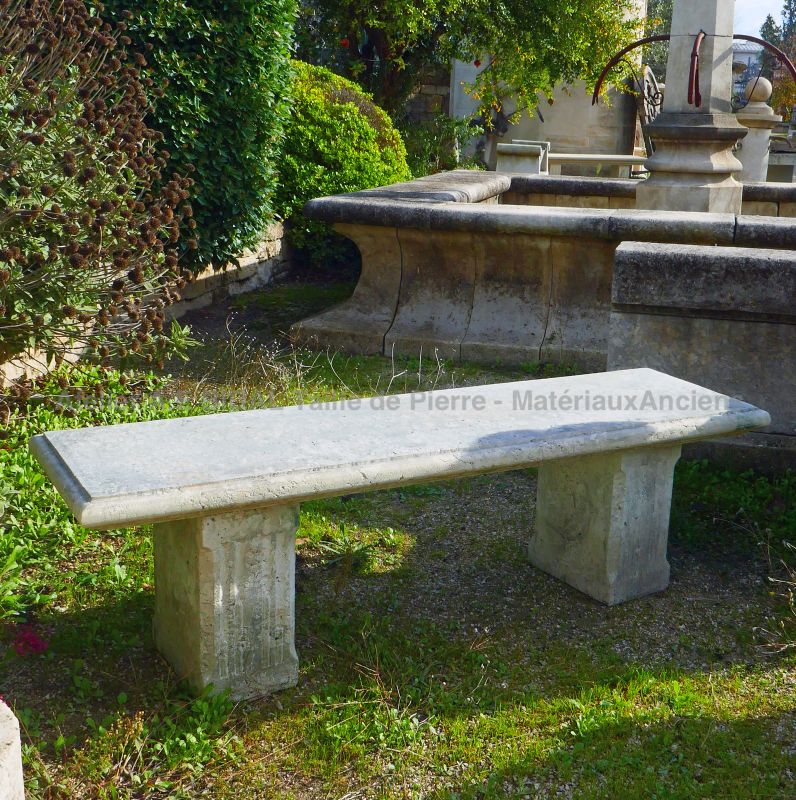 Mobilier de jardin durable : long banc en pierre par l'Atelier Alain BIDAL (Provence)
