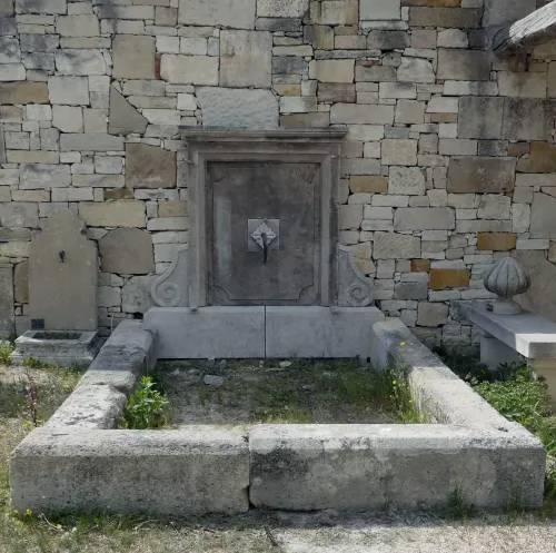 Fontaine de jardin en pierres vieillies - Fontaine murale en vente chez Atelier Alain BIDAL (Provence).