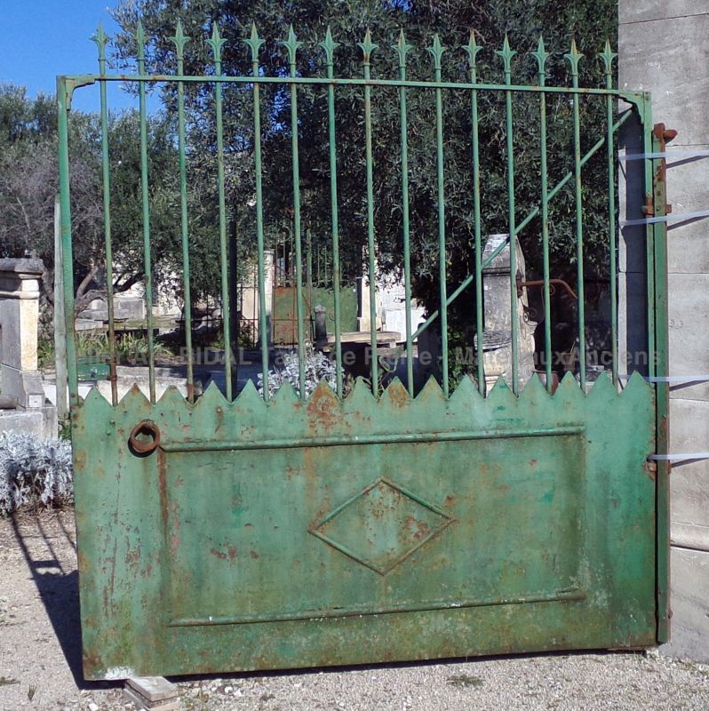 Over 4 meters wide gate : an old double-door gate in wrought iron - Atelier Alain BIDAL (Provence)