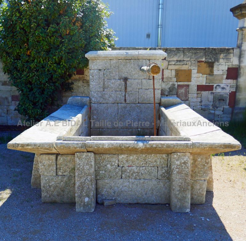 Ancien lavoir en pierre par Alain BIDAL Matériaux Anciens en Provence.