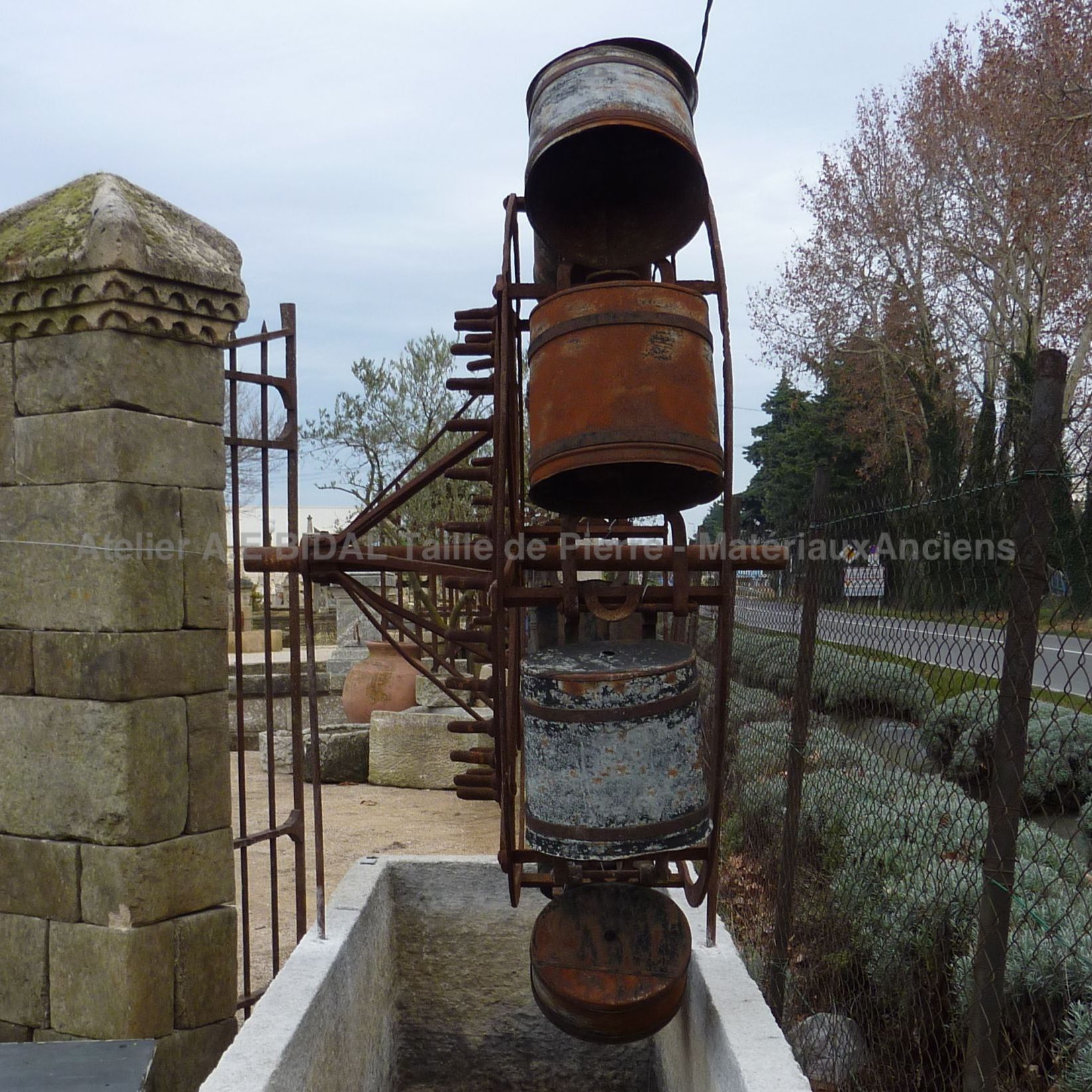 Vue de profil : roue en matériaux anciens - roue de moulin.