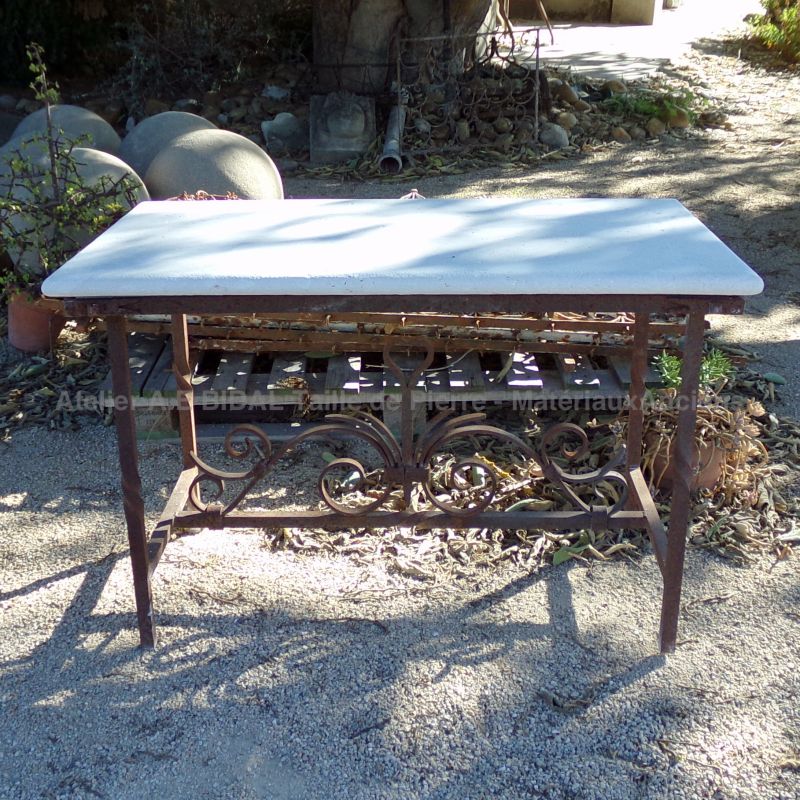 Mobilier de jardin vintage : table basse en pierre et fer forgé ancien - Atelier Alain BIDAL (Provence)