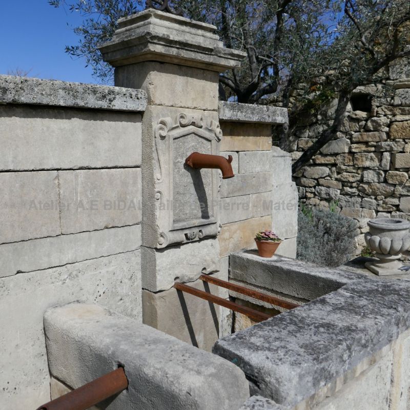 Les matériaux anciens Alain Bidal vous proposent une sélection de bassins et fontaines en pierre comme cette large fontaine ancienne de style lavoir.
