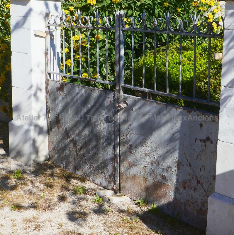 Antique wrought iron gate with riveted construction - Atelier Alain BIDAL (Provence)