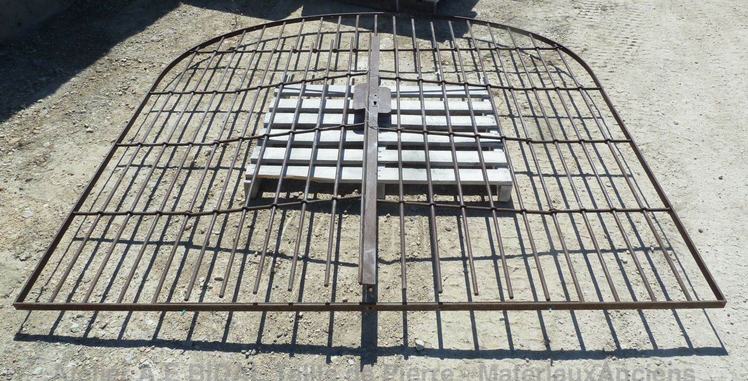 Belle grille ancienne - un petit portillon ancien réalisé dans du fer forgé.