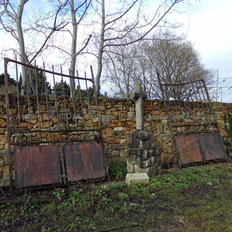 Ancien portail en fer forgé – authenticité et charme à découvrir en Provence chez Alain BIDAL