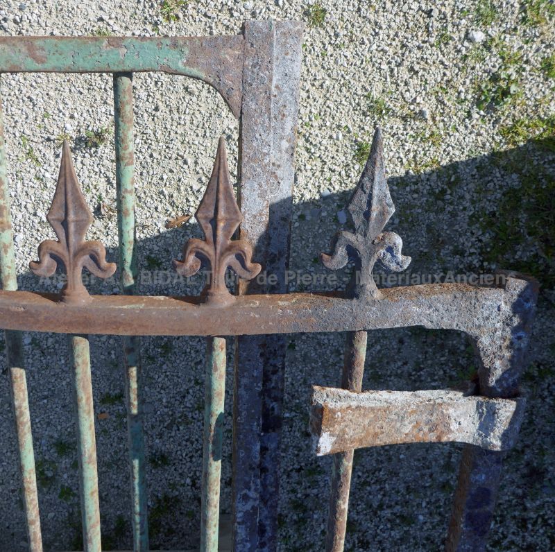 Détail des décors forgés en fer forgé sur notre ancien portail en fer forgé ajouré.