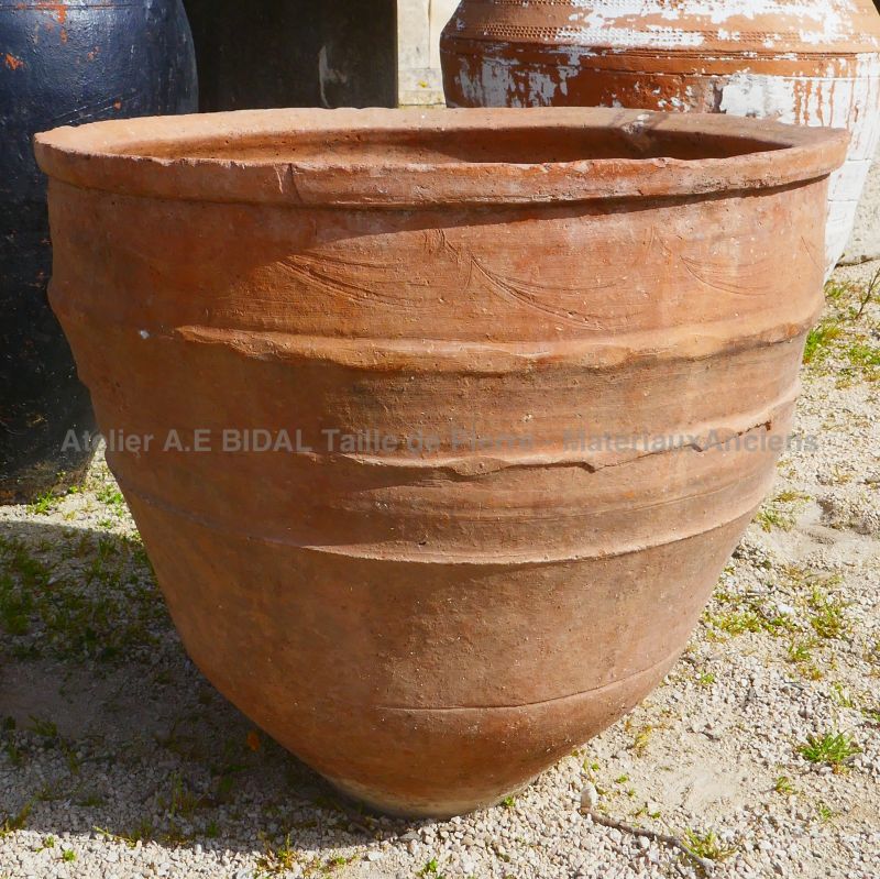 Ancienne poterie méditerranéenne pour un bel ornement de jardin ou comme jardinière