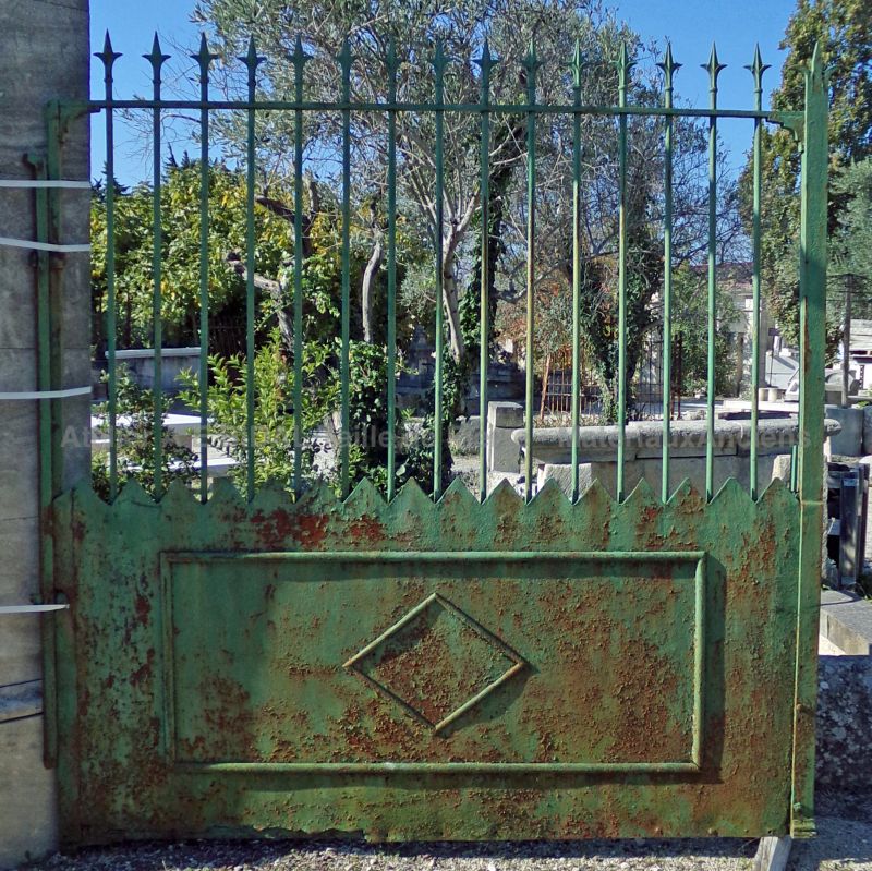 Large old gate in semi-openwork solid wrought iron - The Antique Materials in Provence Alain BIDAL