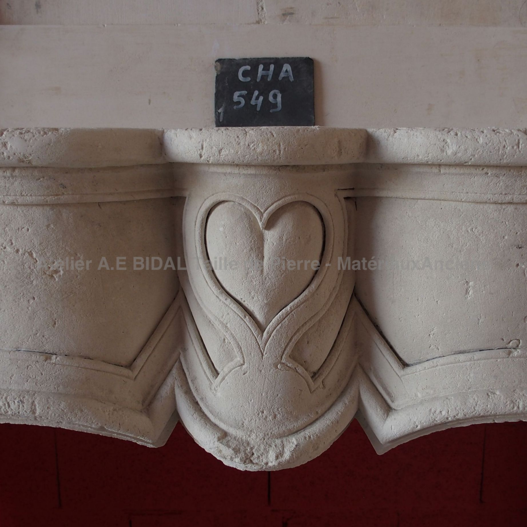 Cheminée en pierre : détail coeur.