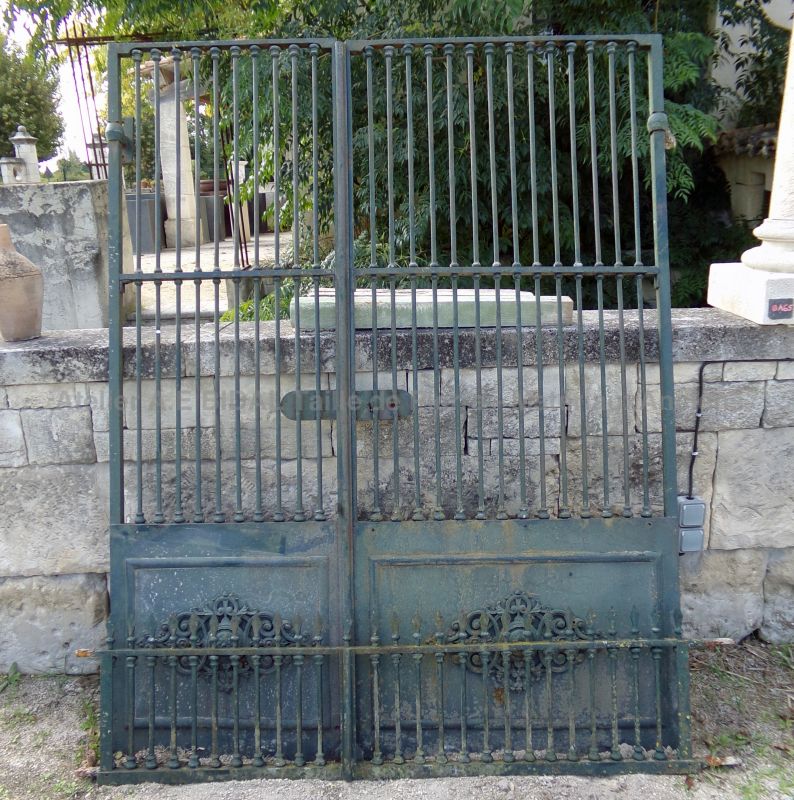 Ancien portail à deux battants en fer forgé et son imposte forgé - Atelier Alain BIDAL (Provence)