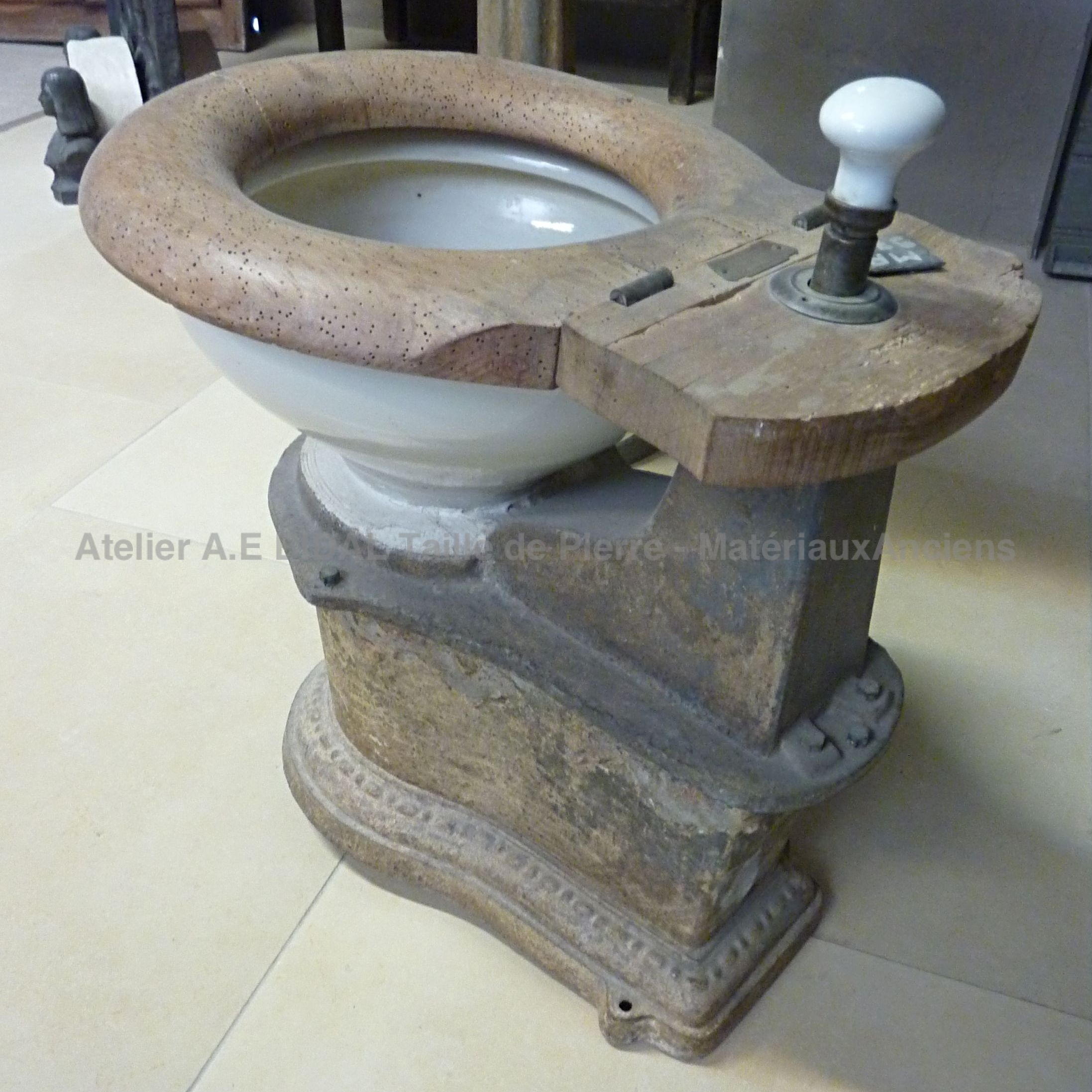 Toilettes sèches en bois et en céramique.