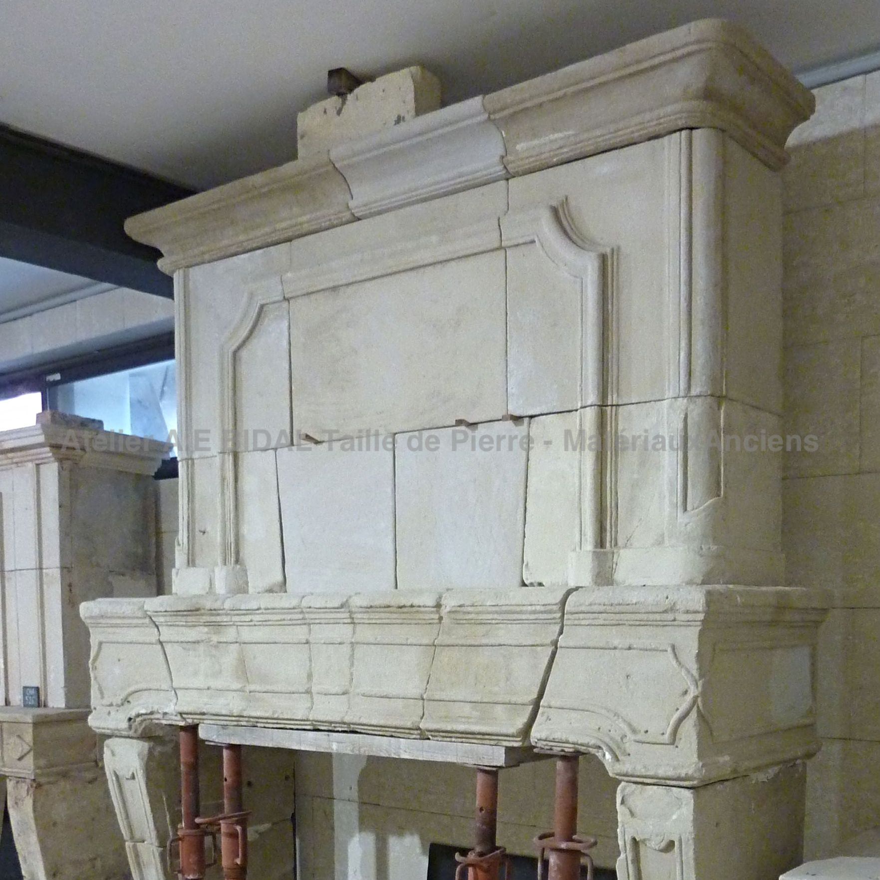 Antique Matérials Alain BIDAL offer a selection of ancient fireplaces in stone.