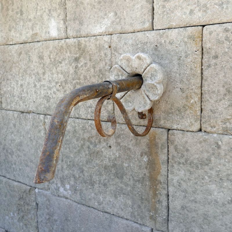 Wrought iron water outlet and sculpted stone rosette on our wall fountain : Atelier Alain BIDAL, Provence