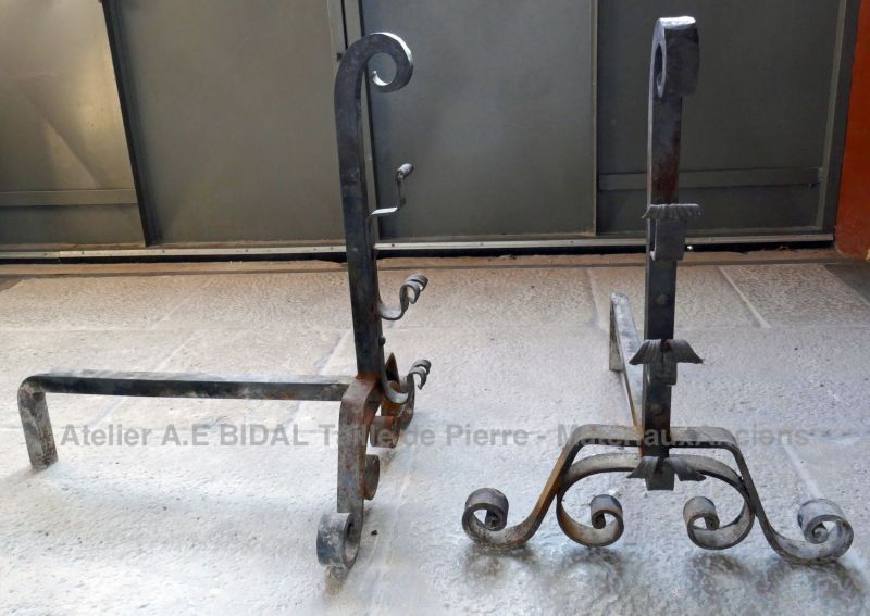 Chenets anciens en fer forgé : landiers pour cheminée par Les Matériaux Anciens en Provence Alain BIDAL