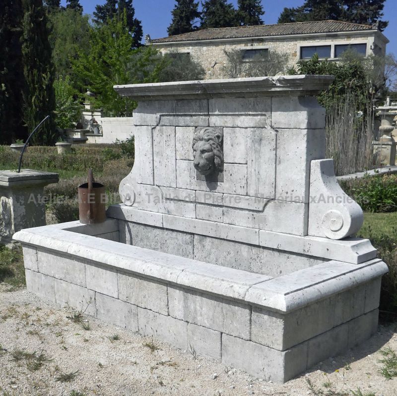 Large garden fountain with basin and pediment in weathered stones - Atelier Alain BIDAL (Provence)