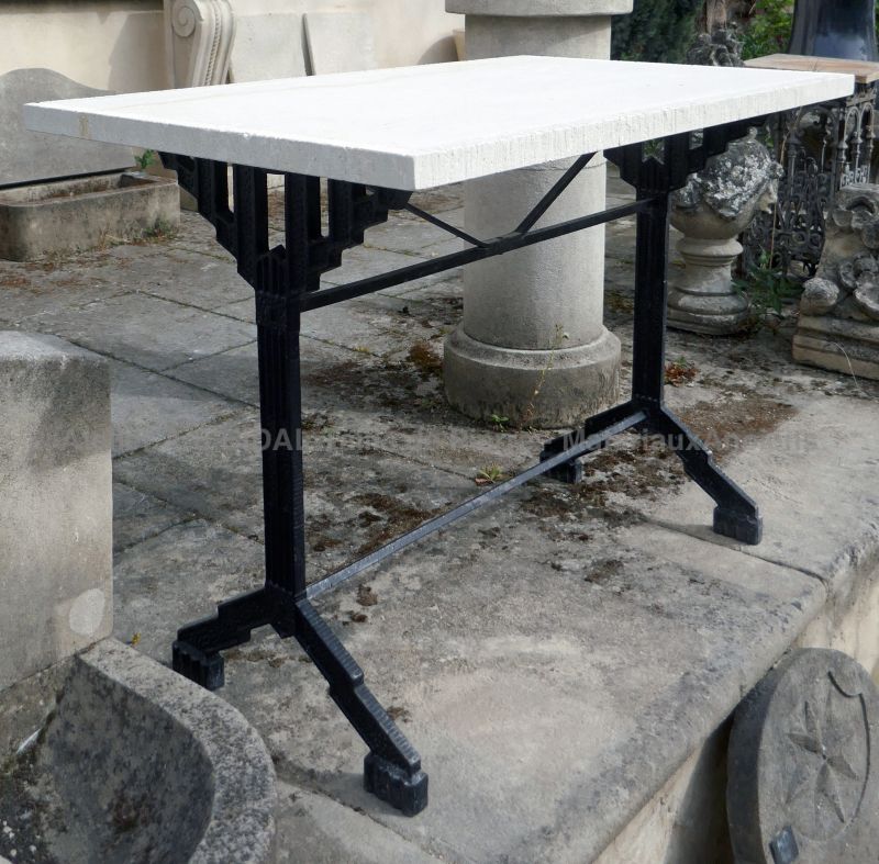 Jolie table ancienne en matériaux anciens - table de bistrot en fonte ancienne et en pierre d'Avy.