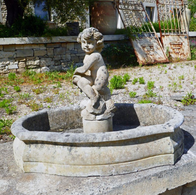 Fontaine décorative en vieilles pierres de chez Alain Bidal, matériaux anciens en Provence
