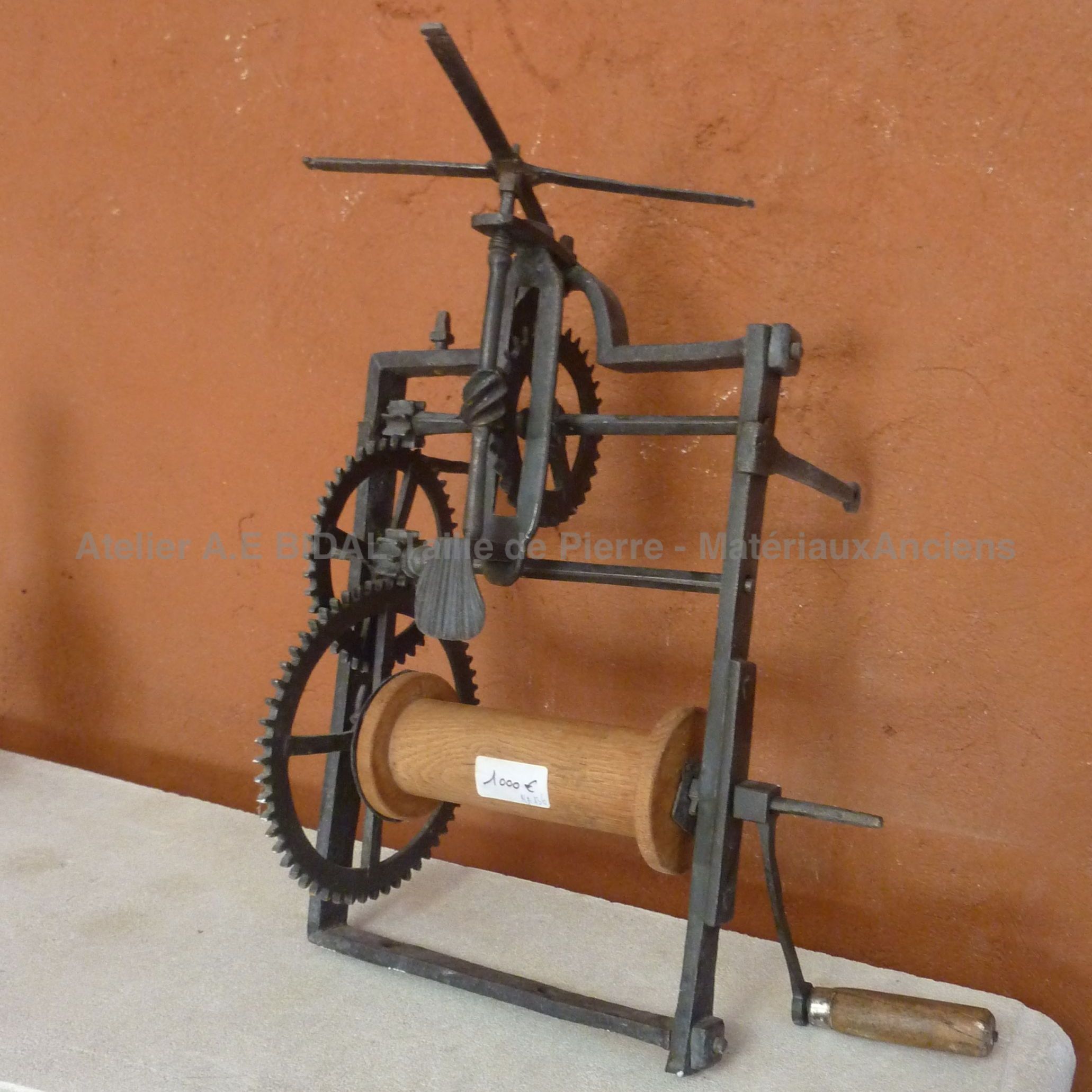 Beau tournebroche - un tournebroche à contrepoids pour cuire de la viande.