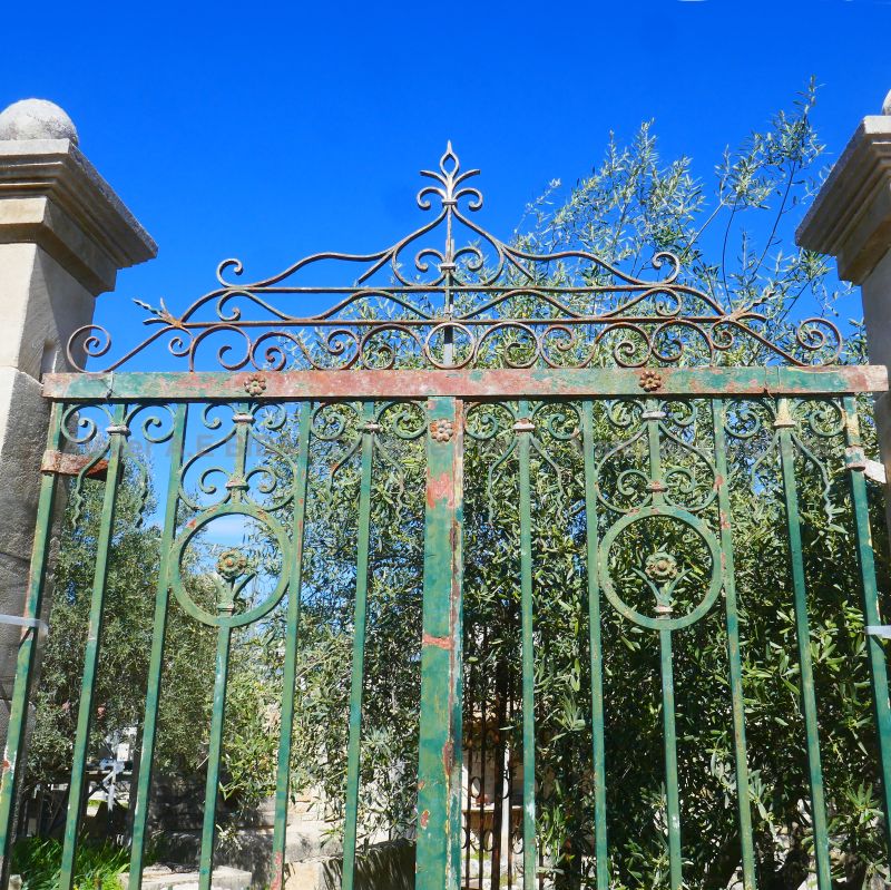 Haut portail ancien en fer forgé semi-ajouré en vente chez Les Matériaux Anciens en Provence Alain BIDAL
