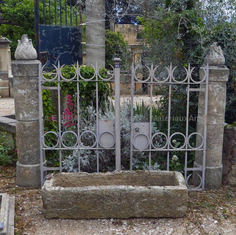 Magnifique pilier ancien en pierre pour portillon - Atelier Bidal, matériaux anciens et taille de pierre en Provence.