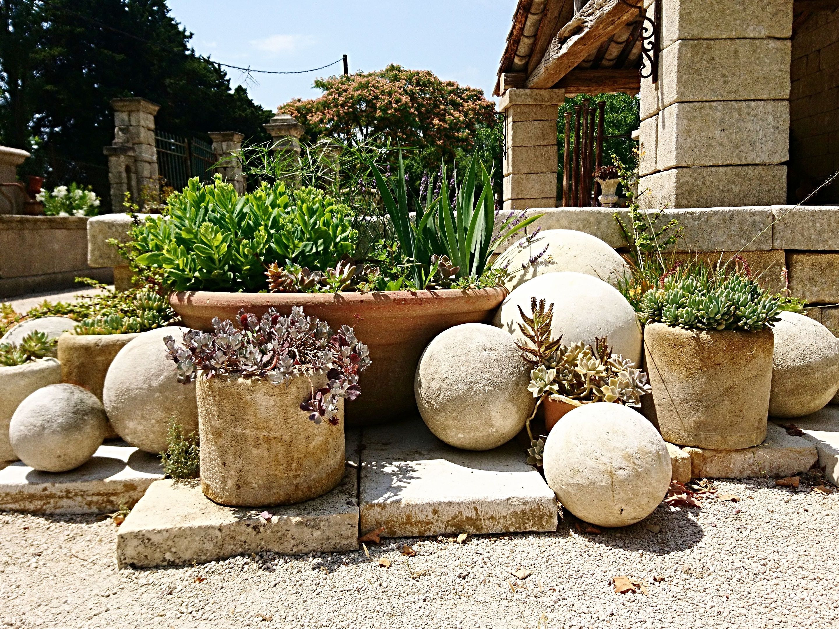 Les matériaux anciens Bidal en Provence vous proposent des éléments de décoration pour votre jardin.