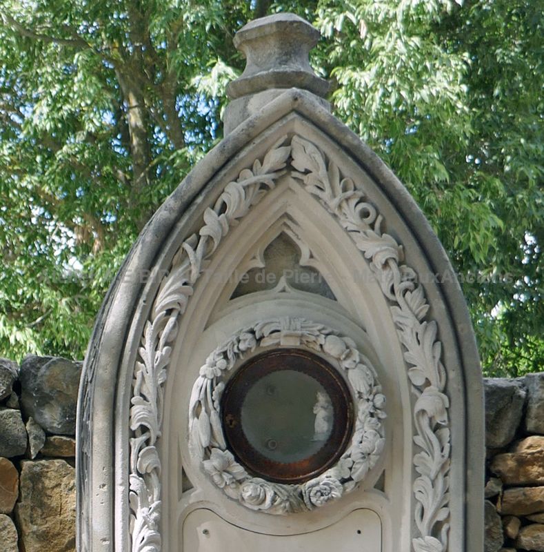 Stèle funéraire chrétienne avec superbe patine naturelle