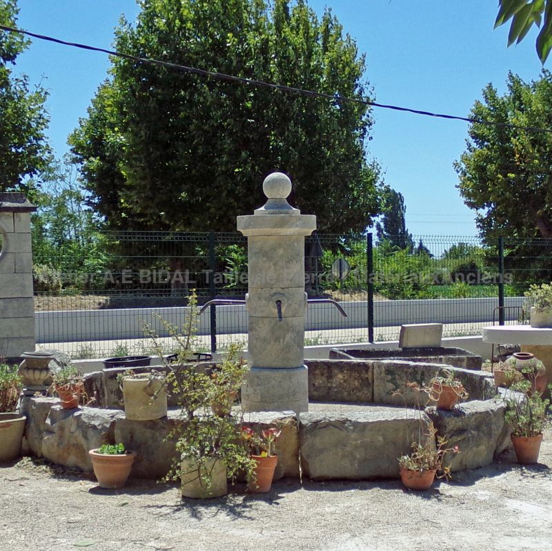 Belle colonne en pierre vieillie et patinée pour bassin rustique - Atelier Alain BIDAL (Provence)