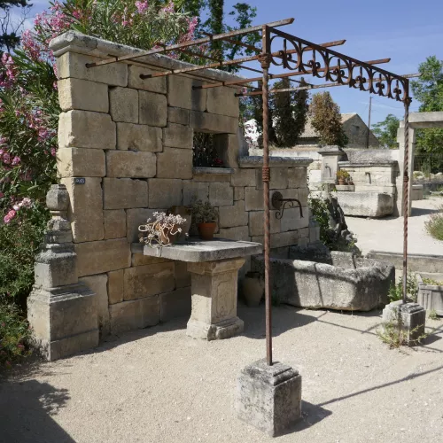 Belle fontaine murale pouvant servir à l'aménagement d'un espace de vie à côté d'une piscine.