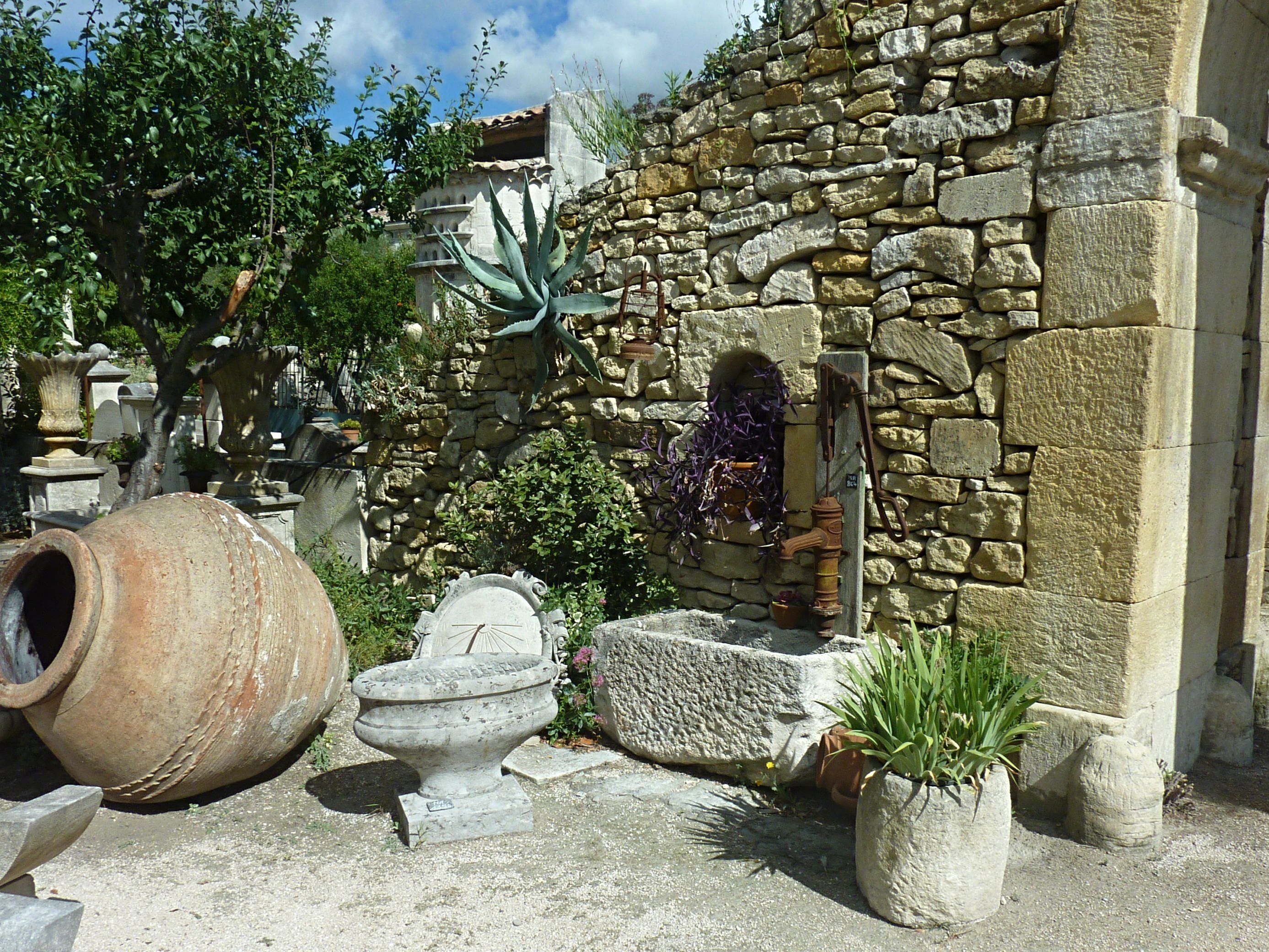 Des objets de décoration uniques en matériaux anciens - A Bidal en Provence.