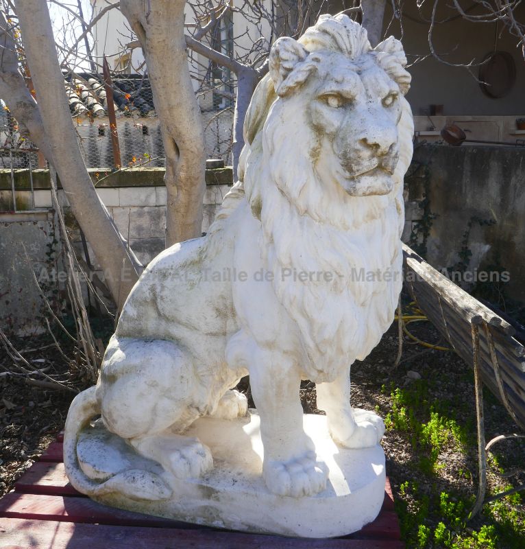 Pour un bel ornement de jardin : grandes statues de lions assis - Atelier Alain BIDAL (Provence)